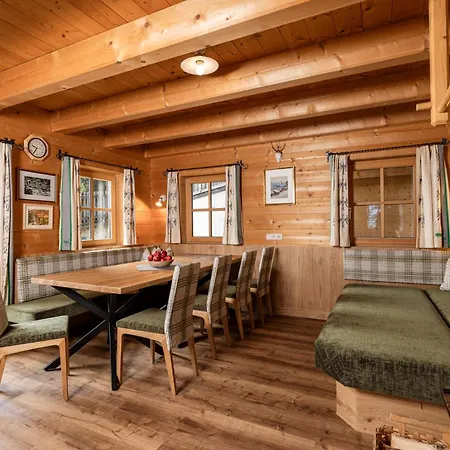 Family Maximilian تكس