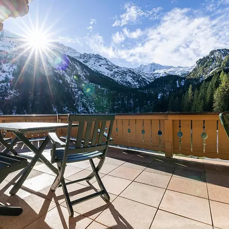 Family Maximilian Nyaraló Tux